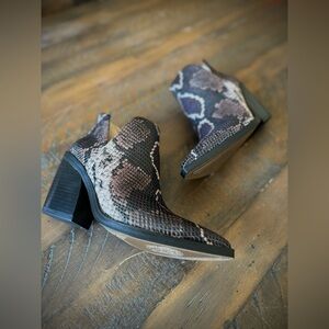 Vince Camuto VC-Gigietta Booties